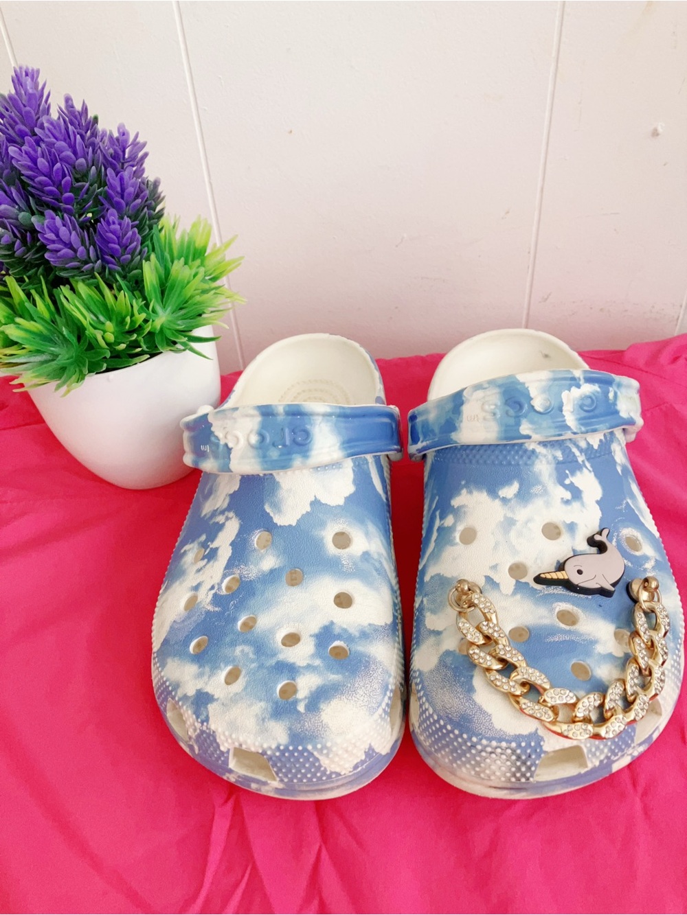 Crocs Classic Out Of This World Cloud Sky Clogs with Jibbitz Charm size 4